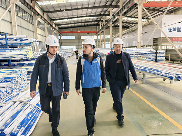 尋找實(shí)力不銹鋼管生產(chǎn)廠家？某項目領(lǐng)導(dǎo)視察旺坤工廠連連稱贊！