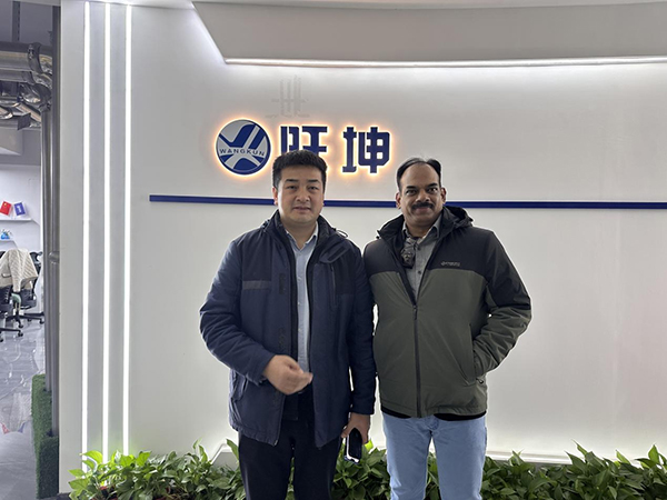 成總與國外客戶合影